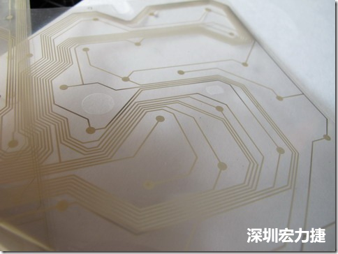 下面第二個圖則是另一片也有著按鍵線路的PTF，當上、下兩面PTF的按鍵結點互相接觸后就可以計算出是哪個按鍵被按下了?？墒钱敯存I沒有按下時，上下兩片PTF的線路則是分開的，所以上圖那片PTF的線路上面其實還另外覆蓋了另一層透明的PET作為絕緣層，只露出了需要在鍵盤按下時才會碰觸的接觸點，因為這些材質使用的都是Polymer，所以才撐這樣的技術為Polydome(聚合簧片)。